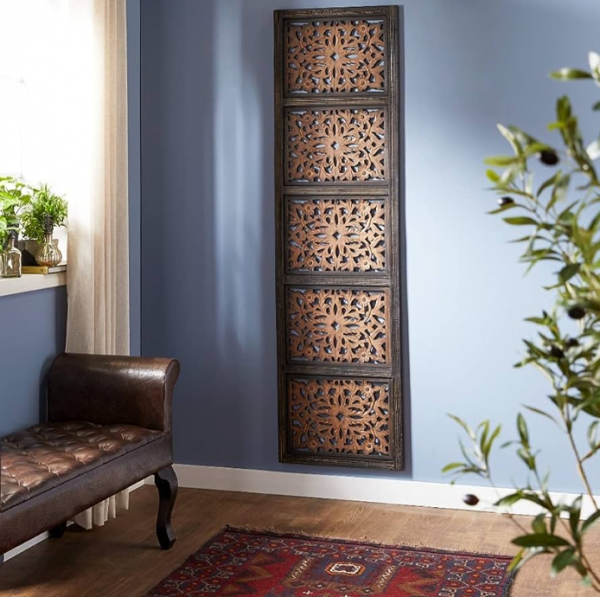 Panel dinding dengan ukiran klasik